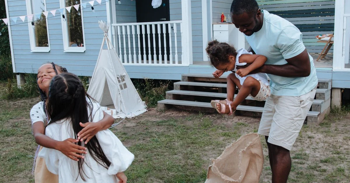 Une journée familiale joyeuse en plein air avec des enfants jouant et des parents profitant du moment.