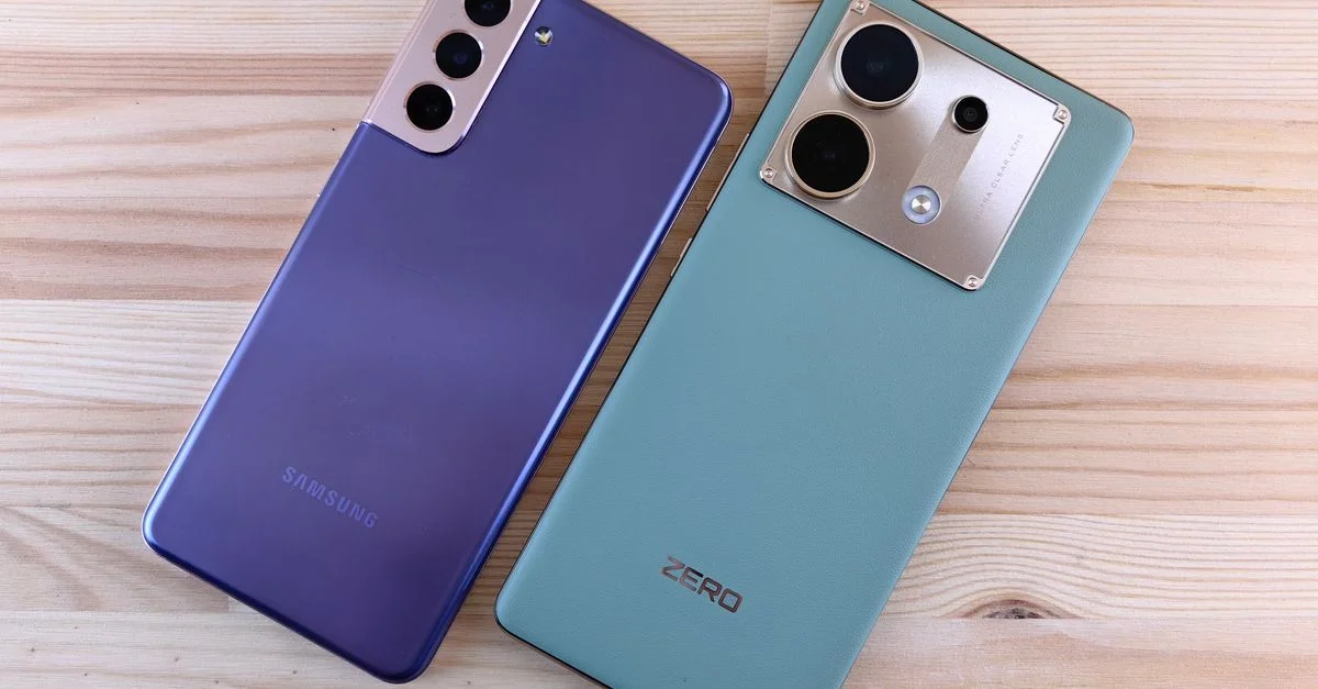 Deux smartphones sur une surface en bois, mettant en valeur un design élégant et une technologie moderne.