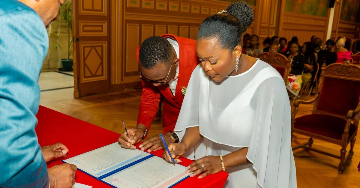 Les mariés signent leurs documents de mariage dans un décor élégant