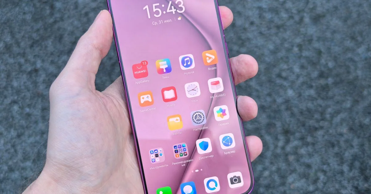 Gros plan d'une main tenant un smartphone affichant diverses applications à l'écran. Cadre extérieur.