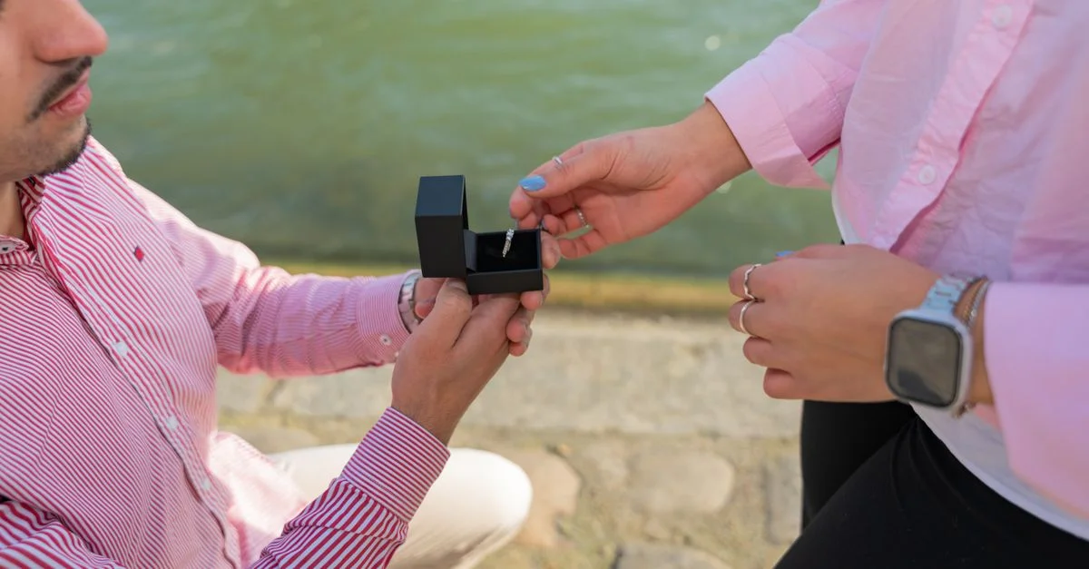 Une proposition romantique se déroulant au bord d'une rivière sereine, mettant en valeur l'amour et l'engagement.
